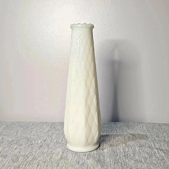 MILK GLASS VASE - Picture 2 of 8